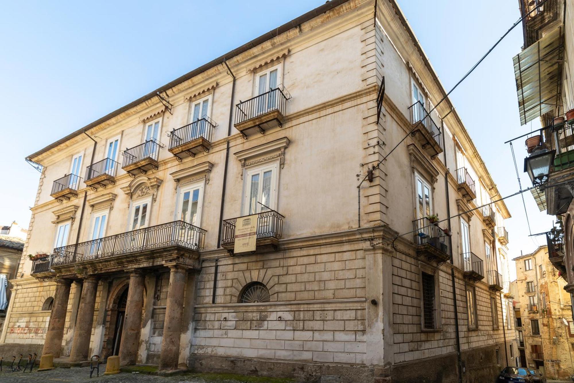 Dimora Storica Giostra Vecchia - Palazzo Grisolia 1809 Cosença Exterior foto