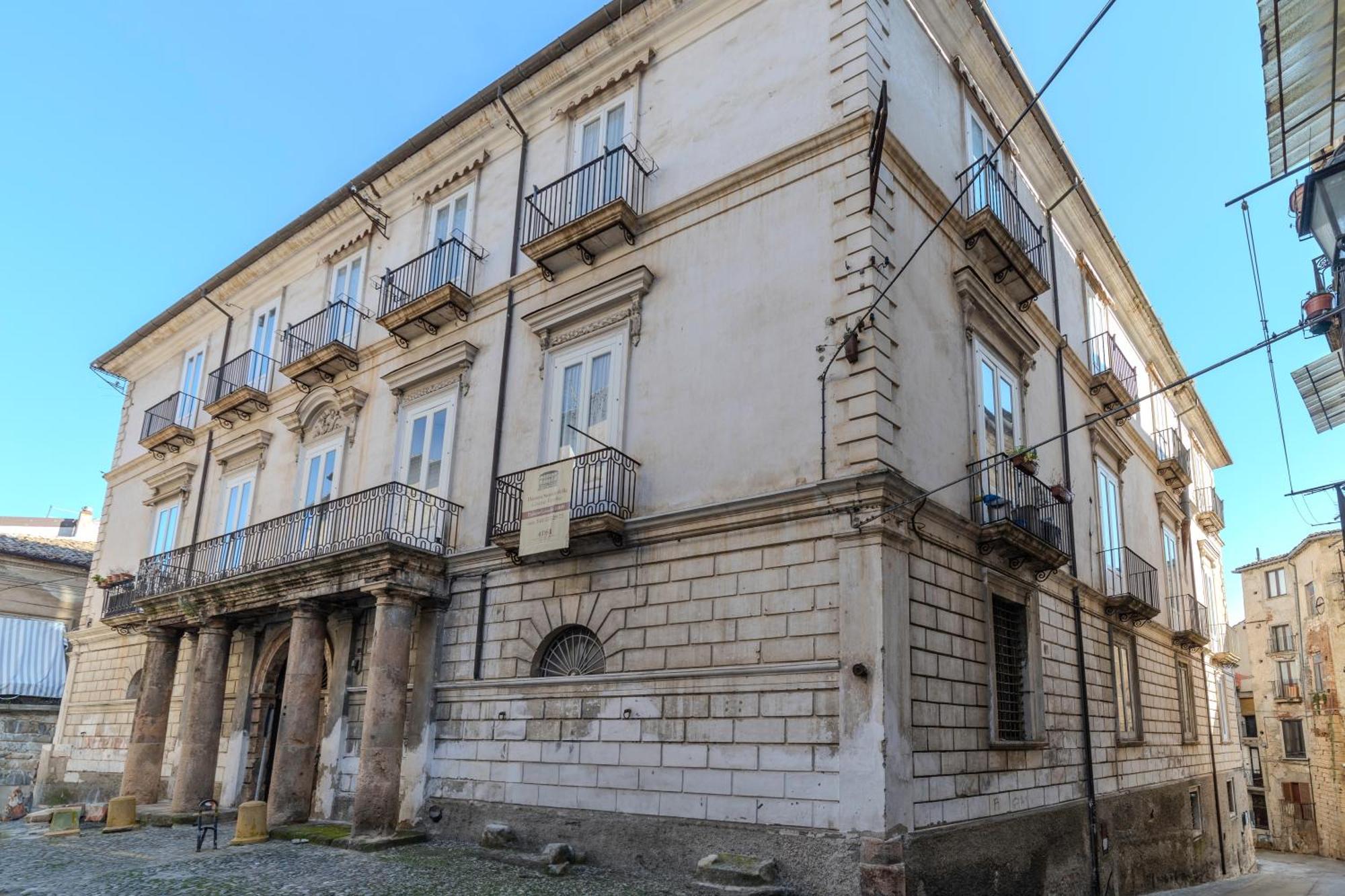 Dimora Storica Giostra Vecchia - Palazzo Grisolia 1809 Cosença Exterior foto