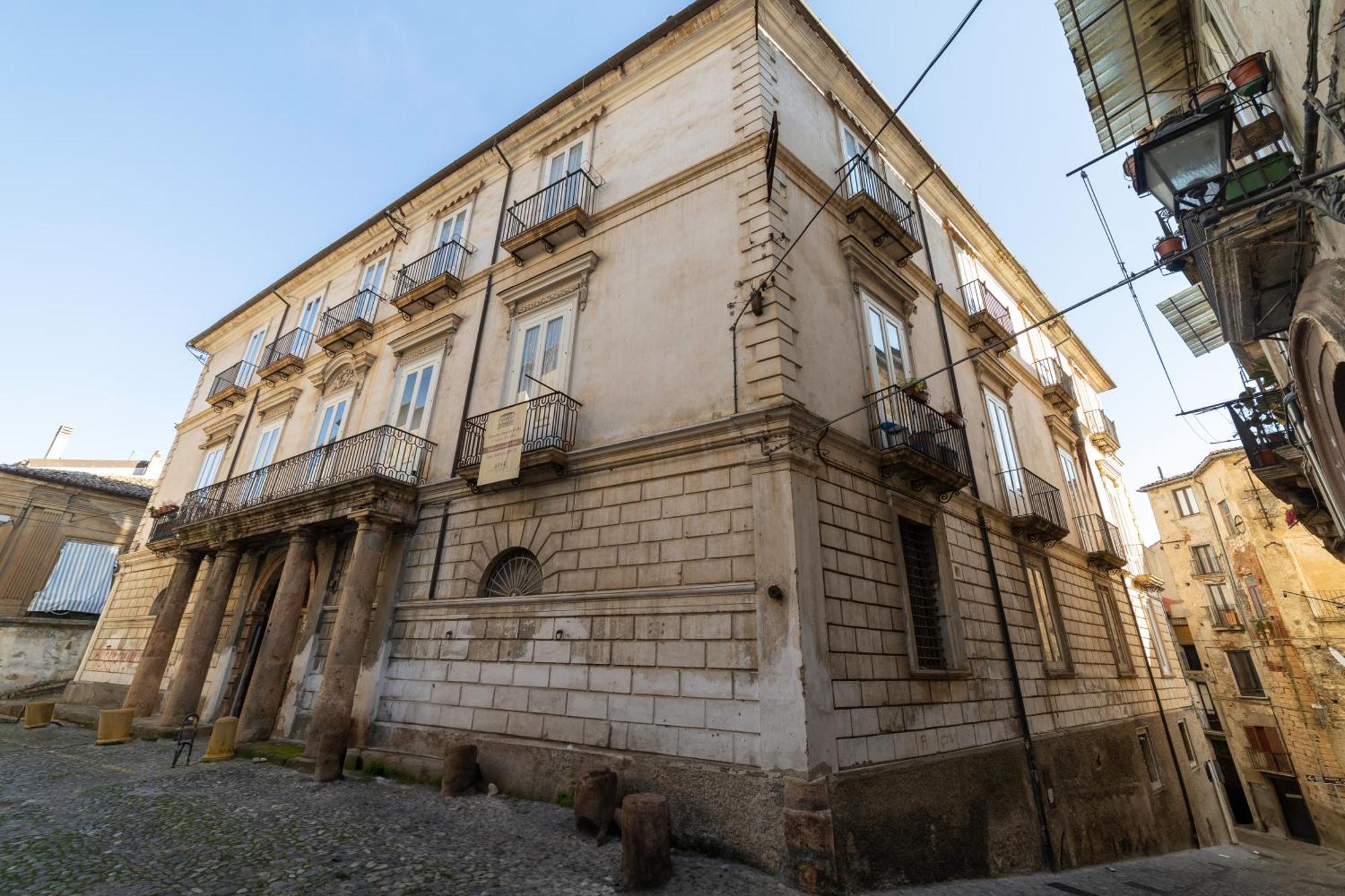 Dimora Storica Giostra Vecchia - Palazzo Grisolia 1809 Cosença Exterior foto