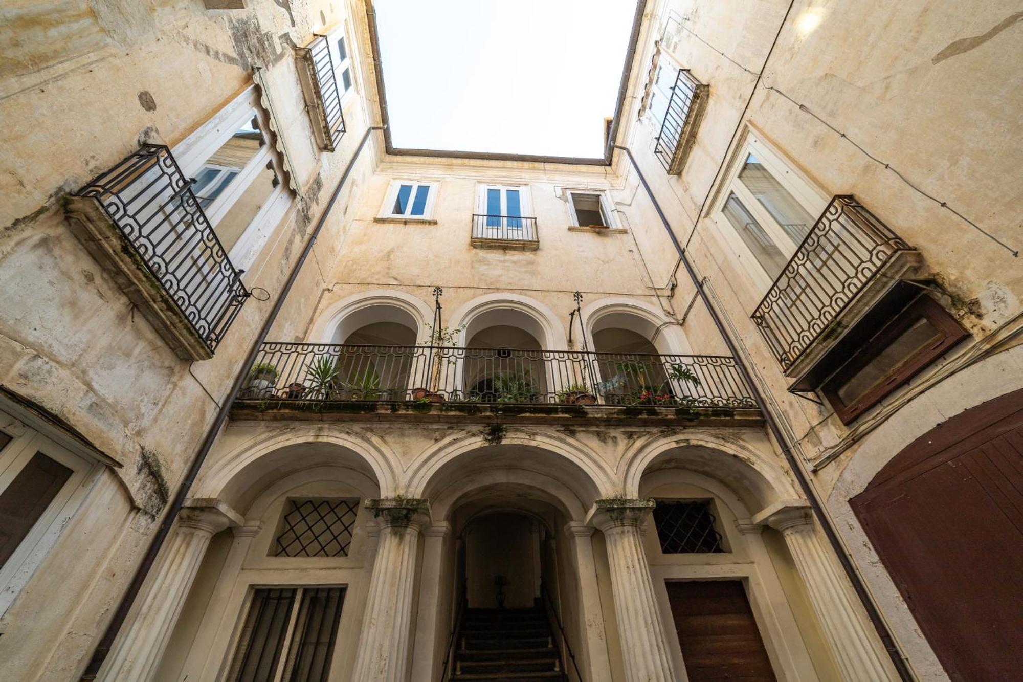 Dimora Storica Giostra Vecchia - Palazzo Grisolia 1809 Cosença Exterior foto